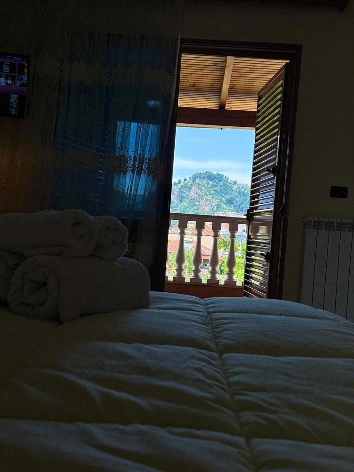 Guest House Pulake Berat Exterior foto