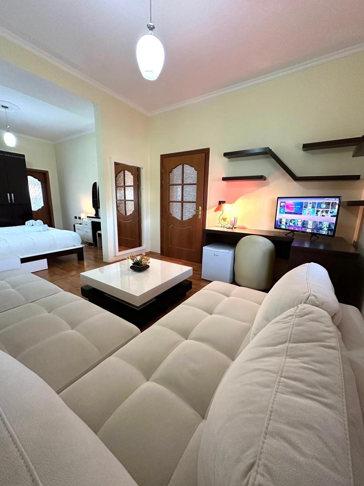 Guest House Pulake Berat Exterior foto