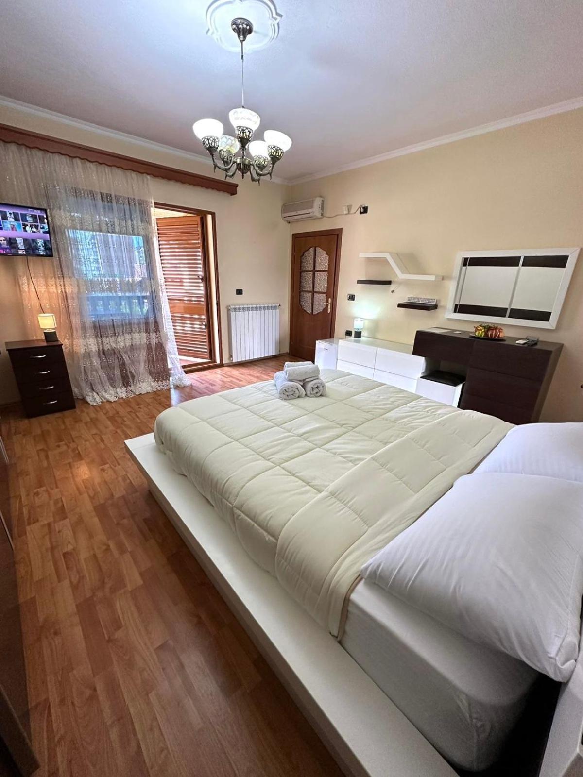 Guest House Pulake Berat Exterior foto