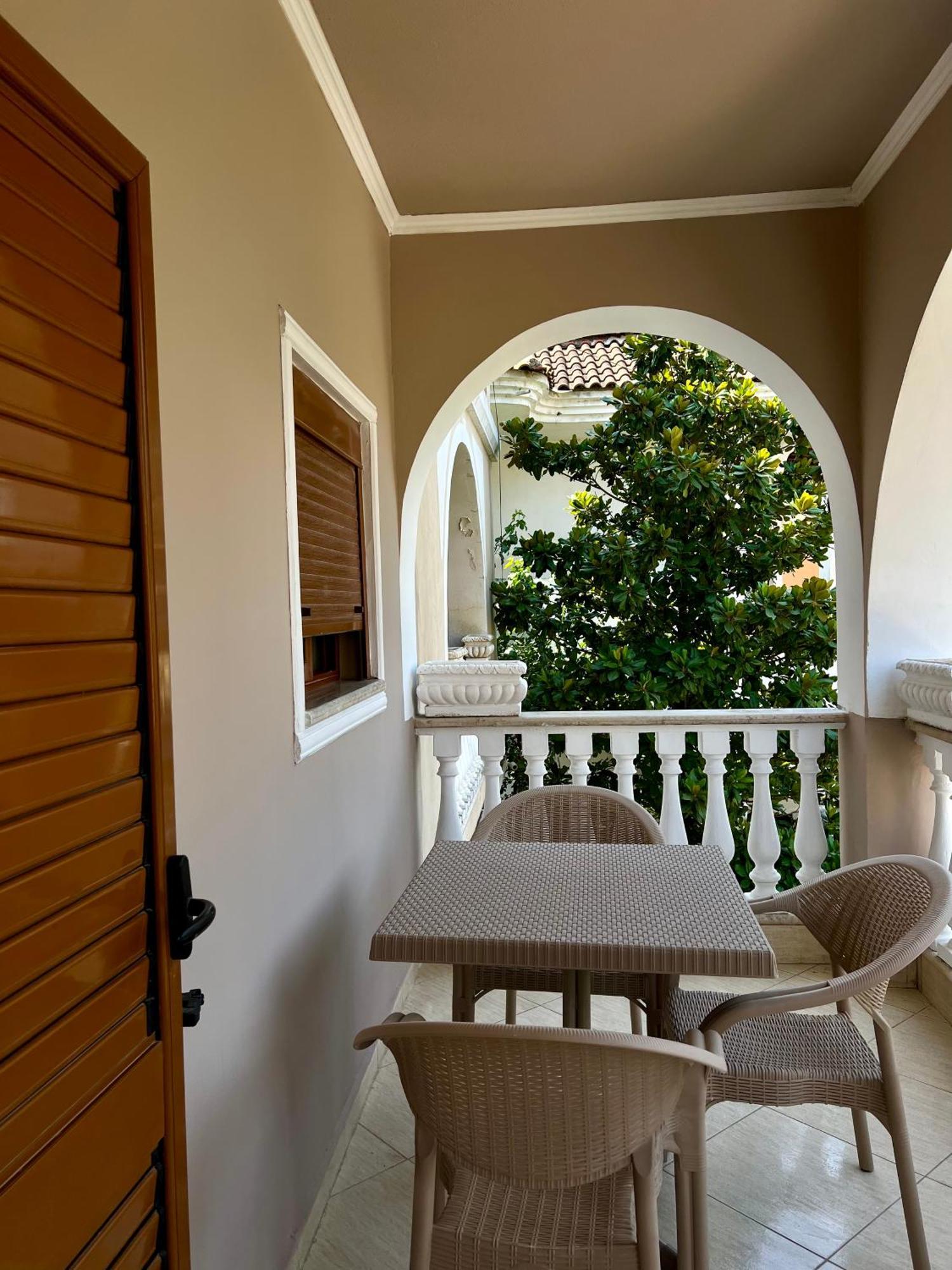 Guest House Pulake Berat Exterior foto